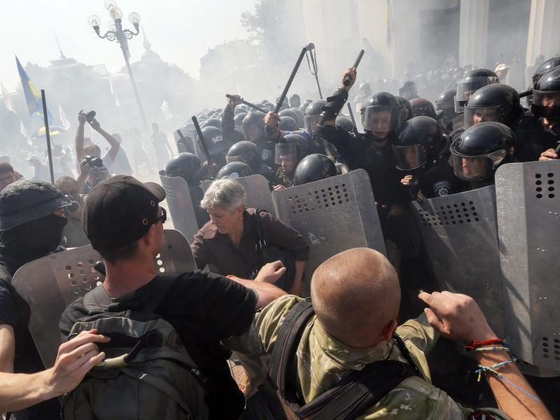 Vor ukrainischem Parlament: Mindestens 100 Verletzte bei Explosion und Tumulten in Kiew