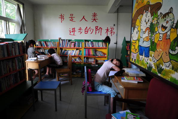 Mittlerweile gibt es in ganz China neun dieser Einrichtungen und es sind mehr als 5000 Kinder von Sträflingen, denen Zhang Shuqin in den letzten 19 Jahren bereits ein Zuhause gegeben hat. Sie selber leitet das Sonnendorf. Zurzeit leben hier 150 Kinder.