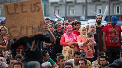 Politisches Hickhack in Asylkrise – De Maizière: Handyprüfung soll Identität von Asylbewerbern zweifelsfrei klären