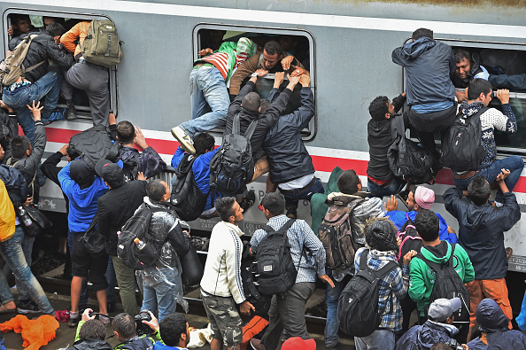 „Migranten-Handbuch“ auf Insel Lesbos verteilt – Flüchtlingsströme als Migrationswaffe zur Destabilisierung?