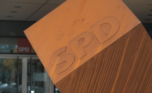 SPD-Spit­ze em­pört über See­ho­fer-Ein­la­dung für Orbán