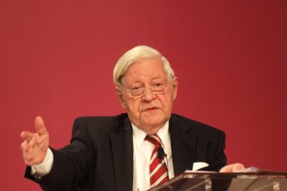 Chef-Kardiologe: Helmut Schmidt wird nicht mit dem Rauchen aufhören