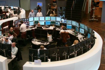 DAX hält sich auch am Mittag im Plus