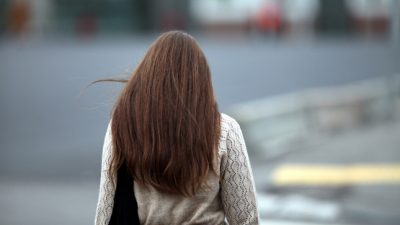 Echthaarersatz statt Perücke – Partieller Haarausfall gilt bei einer Frau als Behinderung