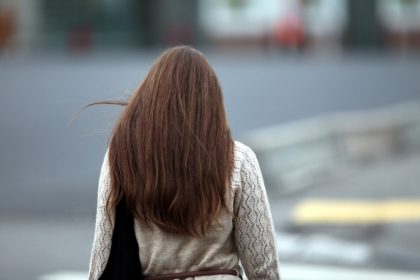 Echthaarersatz statt Perücke – Partieller Haarausfall gilt bei einer Frau als Behinderung