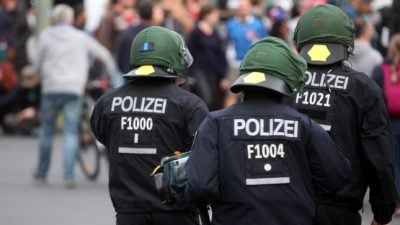 Leipzig: Linke Randalierer werfen Steine auf rechte Demonstranten