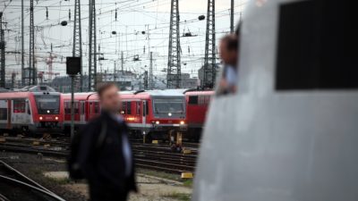 Flüchtlingskrise: Deutschland schickt Sonderzüge nach Österreich