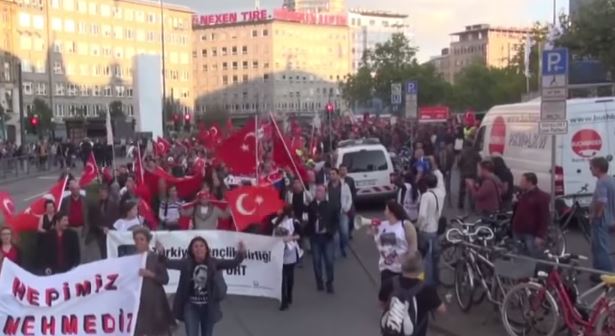 Kramp-Karrenbauer stellt Doppelpass für Deutsch-Türken infrage