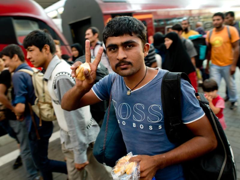 Züge bringen Hunderte Flüchtlinge aus Ungarn nach Bayern