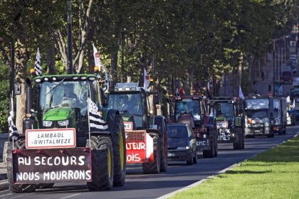 Protest-Kolonnen französischer Bauern rollen nach Paris