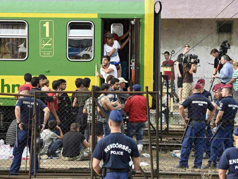 Ungarn: 500 Flüchtlinge verweigern weiterhin Fahrt in Aufnahmelager FOTOGALERIE