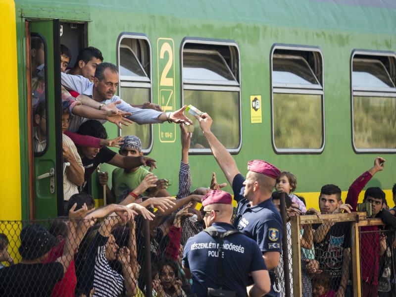 Hunderte Flüchtlinge sitzen weiter in Ungarn-Zug fest