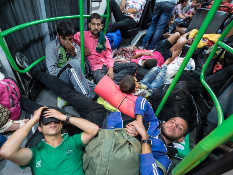 Erster Sonderzug mit Flüchtlingen in Österreich unterwegs