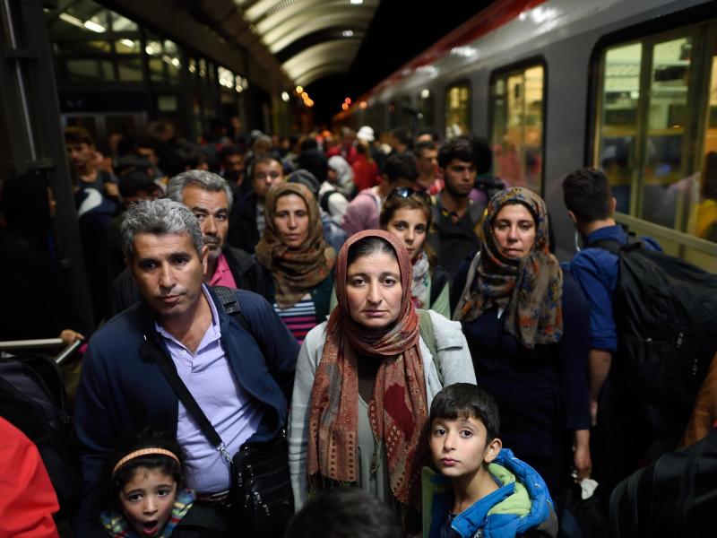 Zug mit Flüchtlingen von Wien nach München abgefahren