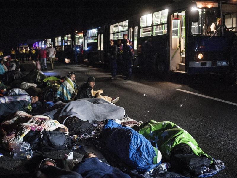Flüchtlinge in Ungarn überwinden Polizeisperre auf Weg nach Westen
