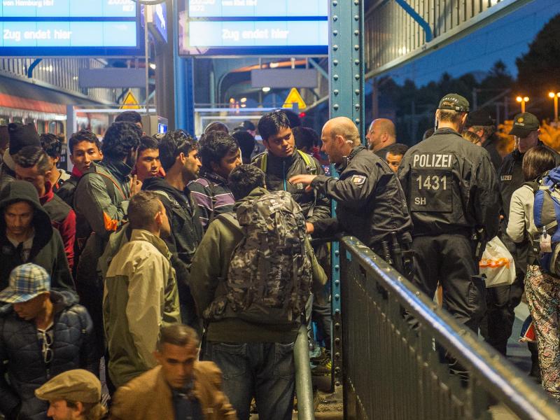 Dänische Polizei lässt Zug mit Flüchtlingen über die Grenze
