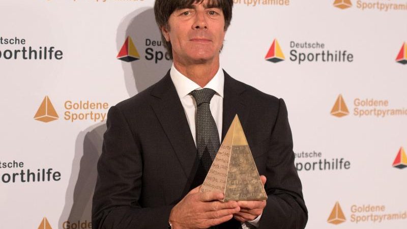 Bundestrainer Joachim Löw erhält Goldene Sportpyramide