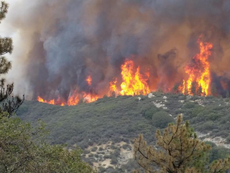 Kaliforniens Brände breiten sich aus, Tausende fliehen