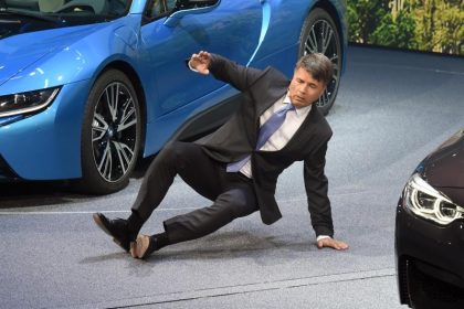 BMW-Chef Krüger kippt bei IAA auf der Bühne um