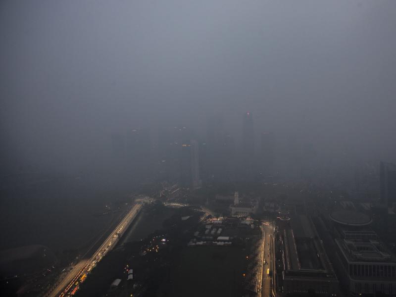 Smog weiter über Singapur – Vorbereitungen im Fahrerlager