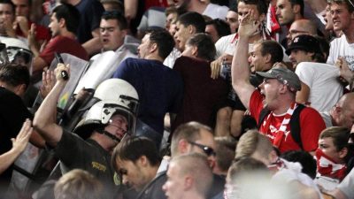 Polizei geht gegen Bayern-Fans mit Schlagstöcken vor