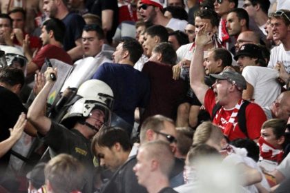 Polizei geht gegen Bayern-Fans mit Schlagstöcken vor