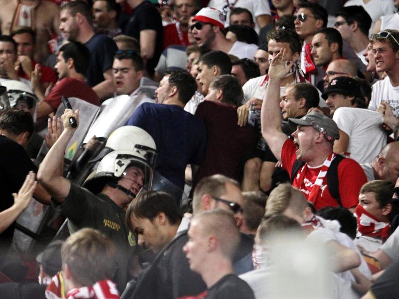 Polizei geht gegen Bayern-Fans mit Schlagstöcken vor