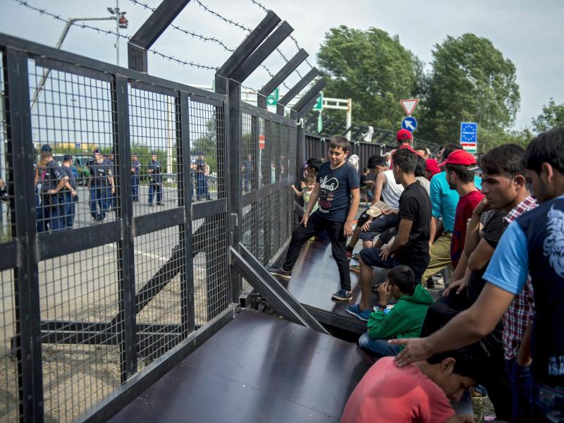„STOP Soros“: Flüchtlingshelfern droht in Ungarn künftig Haft