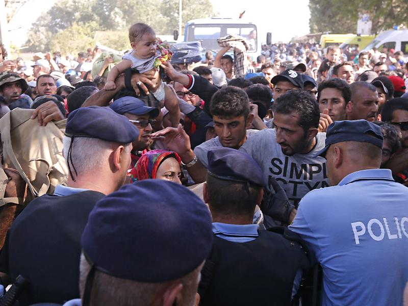 Migranten durchbrechen Blockade an kroatischer Grenze