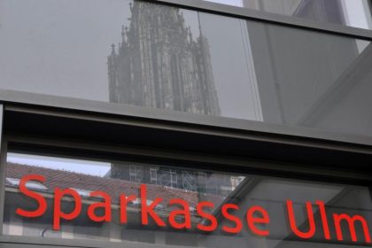 Bank geht im Streit um Scala-Verträge auf Sparer zu