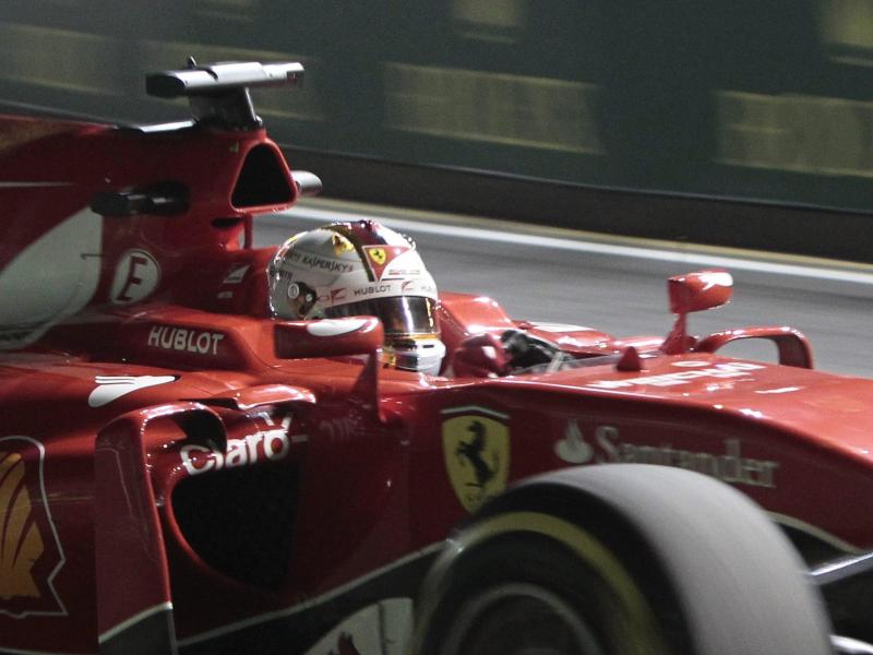 Vettel holt Singapur-Pole – Mercedes-Duo schwächelt