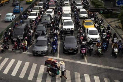 Mindestens 17 Tote nach Zusammenprall zwischen Bus und Zug in Thailand