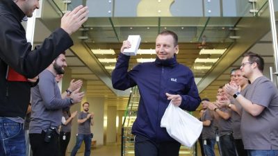 Hunderte warten im Morgengrauen auf das neue iPhone