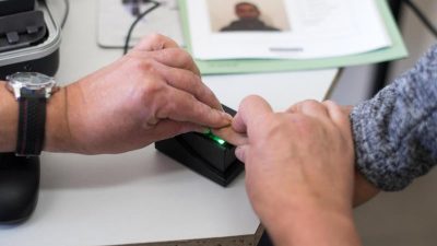 Trotz Mehrfachregistrierungen von Flüchtlingen: „Keine Pflicht zur Abgabe des Fingerabdrucks“, sagt Ermittler