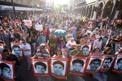 Massenprotest in Mexiko zum Jahrestag der Studenten-Entführung