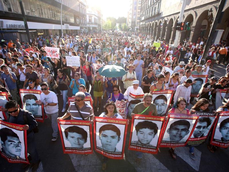 Massenprotest in Mexiko zum Jahrestag der Studenten-Entführung