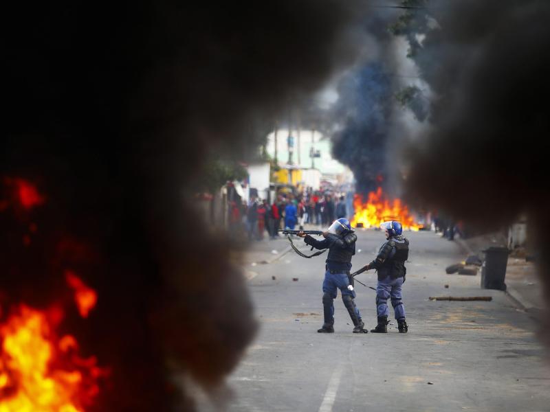 Südafrikas Polizei attackiert Studentenprotest vor Parlament mit Blendgranaten