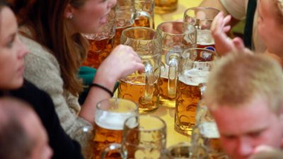 Studie bestätigt: Alkoholwerbung verführt Jugendliche zum Trinken