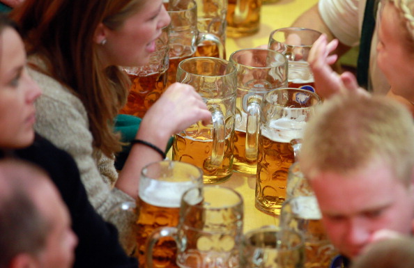 Studie bestätigt: Alkoholwerbung verführt Jugendliche zum Trinken