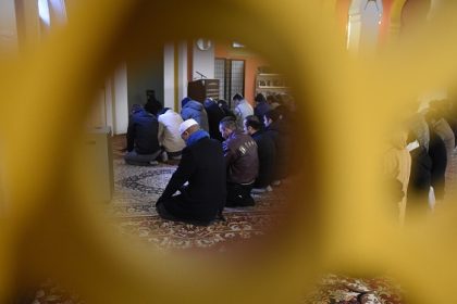 De Maizière fordert intensive Überwachung von Moscheen in Deutschland: “Es gibt Moscheen, in denen Hass gepredigt wird”
