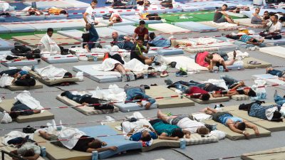 Besorgte Eltern protestieren: „Kein Erstaufnahmelager in der Kreissporthalle“