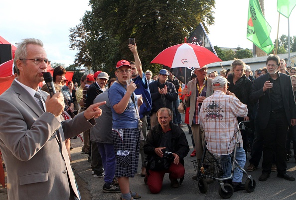Der Bürgermeister von Nauen auf einer Demo gegen den Brandanschlag auf eine Turnhalle, die als Flüchtlingsunterkunft gedacht war (25. August 2015).