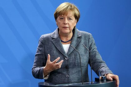 Merkel im Kreuzfeuer zwischen Rücktrittsforderungen und Friedensnobelpreis