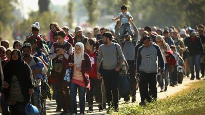 Flüchtlingskrise in Salzburg spitzt sich zu: Hunderte übernachten im Freien