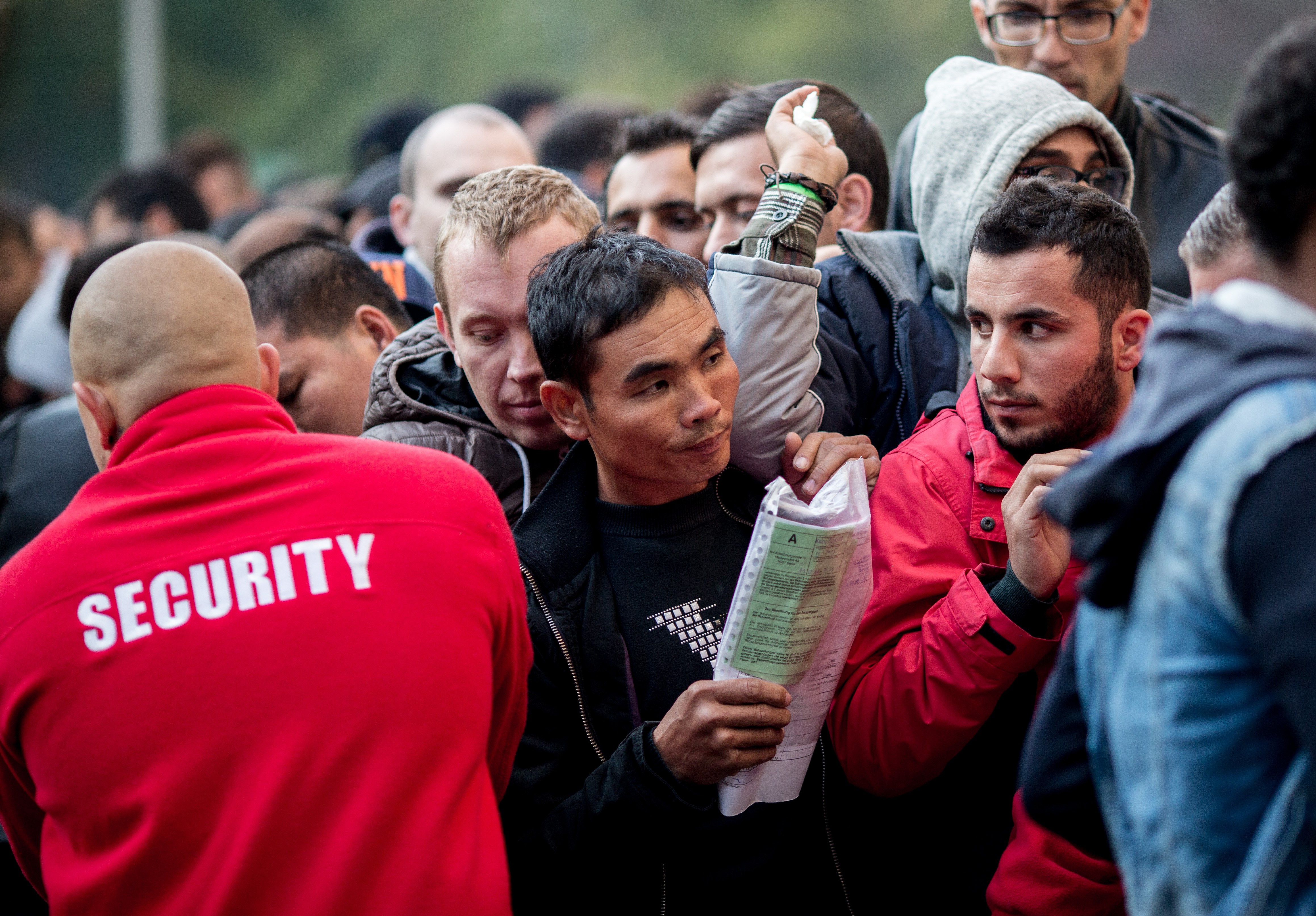 Erheblich mehr Flüchtlinge: Unions-Politiker fordern Grenzschließung und Aufnahmestopp