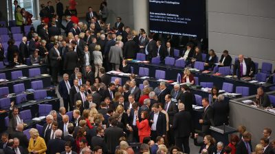 Bundestag verabschiedet Asyl-Paket: Abschiebungen maximal für drei Monate aussetzbar