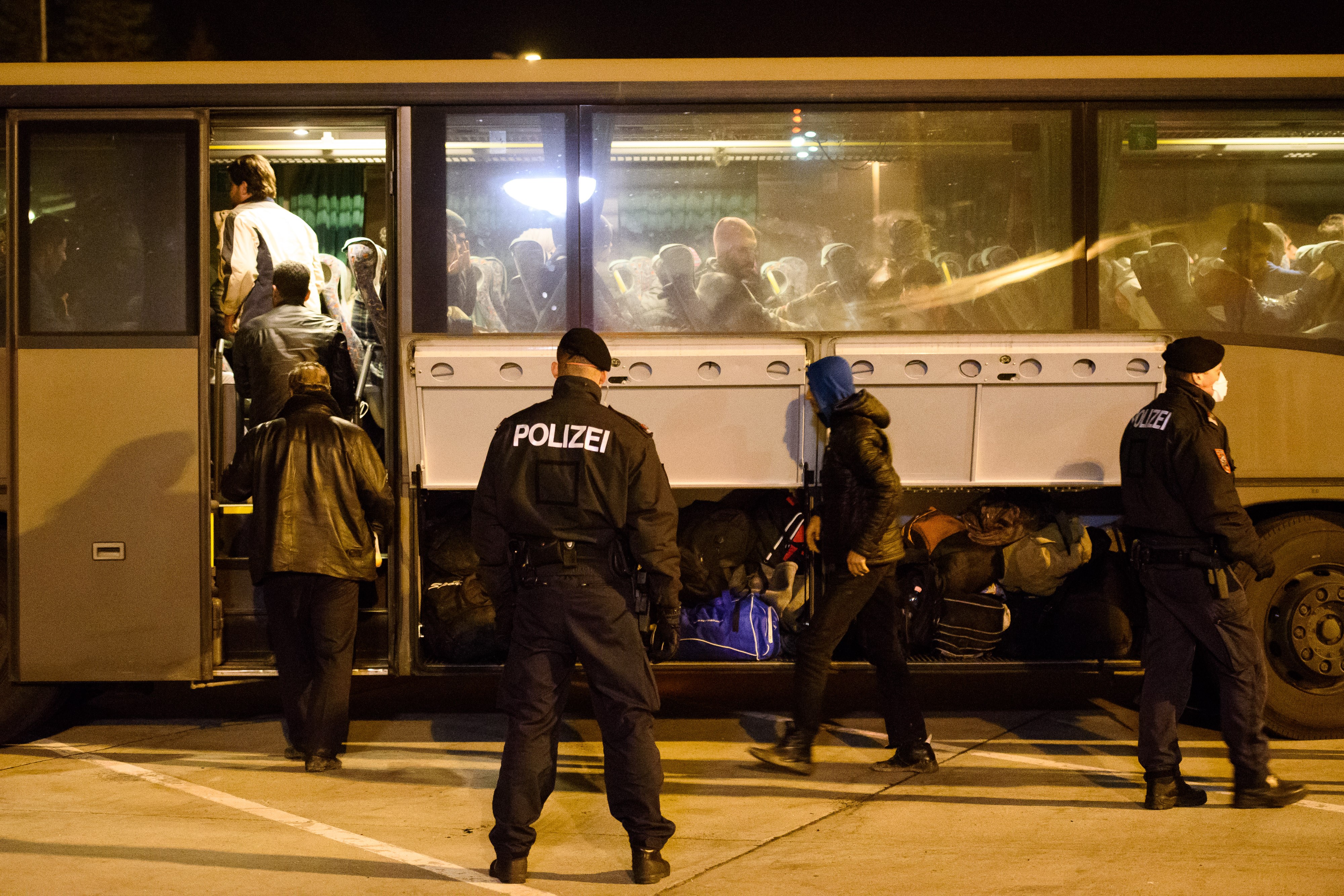 Innenpolitiker: Flüchtlinge an deutschen Grenze direkt zurückweisen