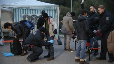 Im „Flüchtlingsstrom“ ertönt Hilferuf der bayerischen Polizei: „Wir saufen heute ab“