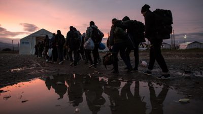 Merkel will Flüchtlingsverteilung direkt aus Erstaufnahmezentren