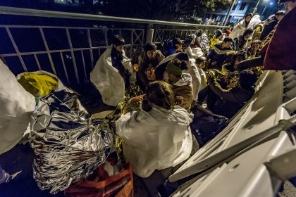 Migranten springen in den eiskalten Grenzfluss Inn